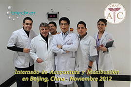 foto con el dr que imparte las clases en el curso de acupuntura