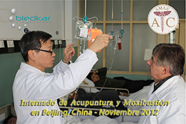 dr. chino imparte clases a estudiantes del curso de acupuntura
