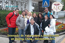 el grupo de participantes al curso de acupuntura se toma una foto frente a las instalaciones del hospital en china