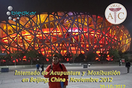 participante del curso a china posa frente a un estadio de futbol en china