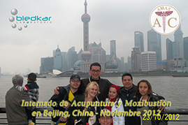 particpantes del curso de acupuntura se toman una foto en el Bund en Shanghai durante los recorridos turisticos