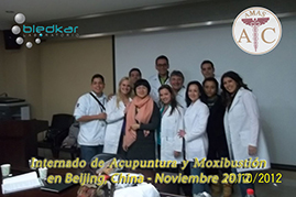foto del grupo en el salon de clases del curso de acupuntura