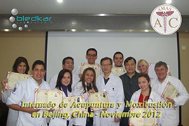 fotos del grupo mostrando los reconocimientos del curso de acupuntura