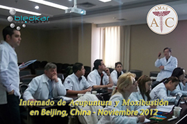 tomando lecciones teoricas de acupuntura en el curso