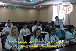tomando clases teoricas del curso de acupuntura