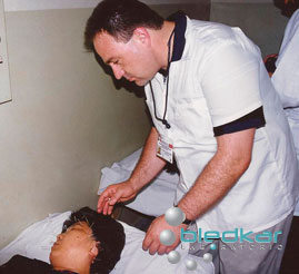 haciendo prácticas en el curso dde acupuntura